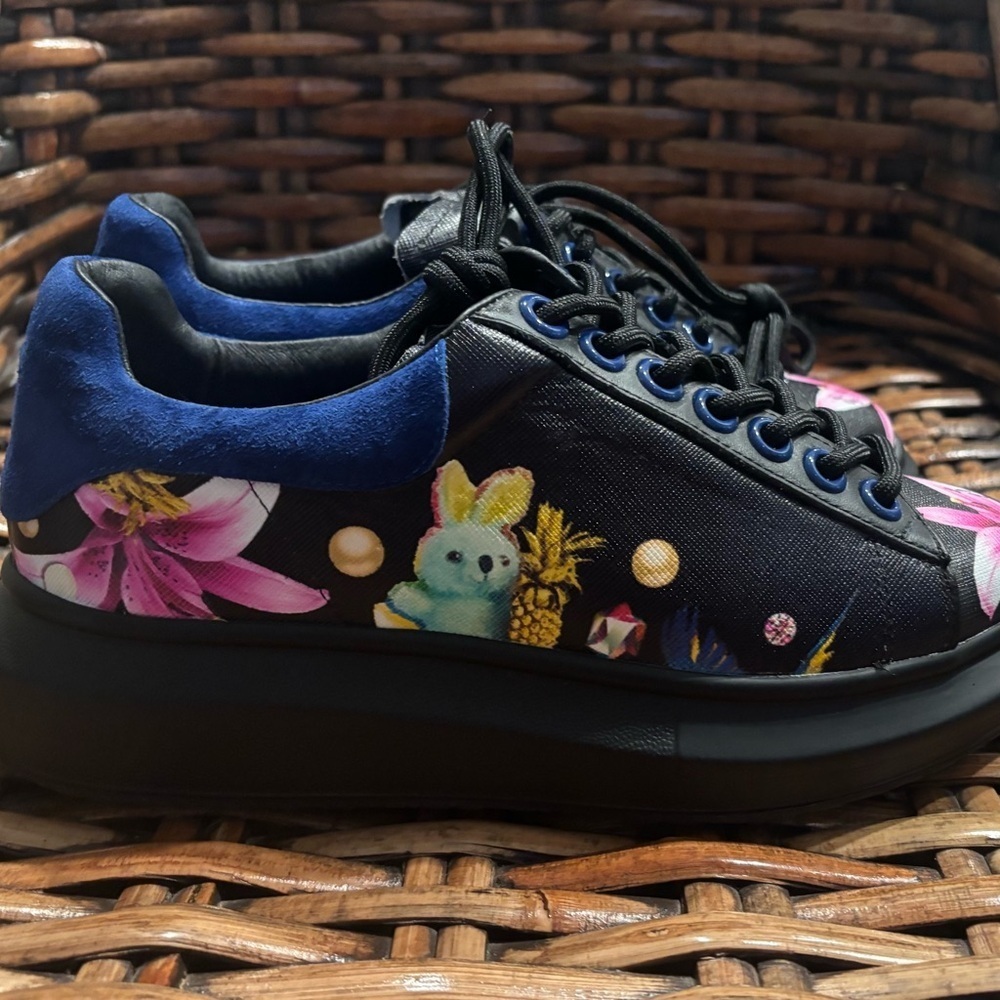 Hollie Watman Babes in Toyland Fashion
Sneakers. Size 6.5 Never worn ! - Picture 2 of 11